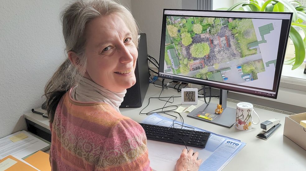 Sonja König, Leiterin des Archäologischen Dienstes der Ostfriesischen Landschaft, hat eine Karte des kommenden Baugrundstückes auf dem Rechner. Foto: Rebecca Kresse