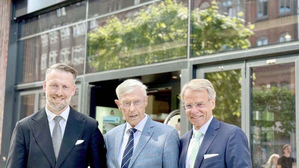Eugen Block (Mitte) mit Block-House-Vorstand Markus Gutendorff (links) und Stephan von Bülow, Chef der Block Gruppe, vor dem neuen Restaurant der Kette im Deutschlandhaus.. Foto: Markus Lorenz