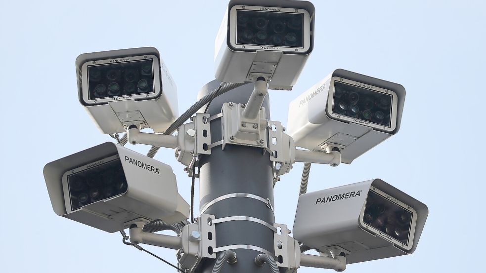 Die SPD im Landtag will dem Verfassungsschutz in Niedersachsen mehr Instrumente an die Hand geben und nennt beispielsweise die gezielte Videoüberwachung von Veranstaltungen. Foto: Oliver Berg/dpa