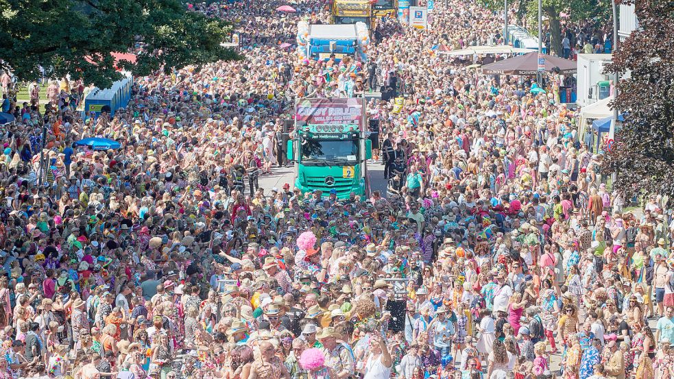Hossa, hossa auf der Helgoländer Allee: So voll war es beim Hamburger Schlagermove 2023. Foto: dpa