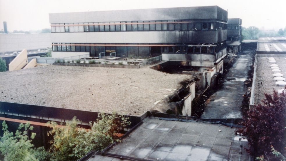 Blick aus dem nahezu unbeschädigten Oberstufentrakt auf die völlig zerstörte „Schulstraße“: Die Feuermassen verwüsteten vor 30 Jahren 45 Prozent der IGS Aurich-West. Foto: Gerd Hartwig (IGS)