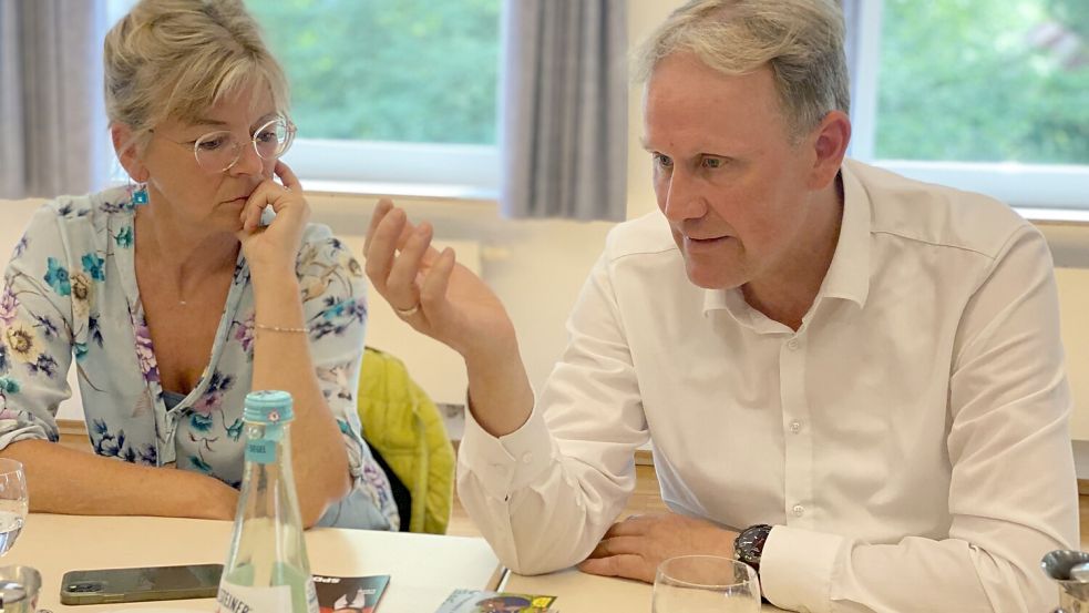 Europaabgeordneter Jens Gieseke (CSU) im Gespräch mit der Auricherin Heike Pilk. Foto: Andrea Henkelmann