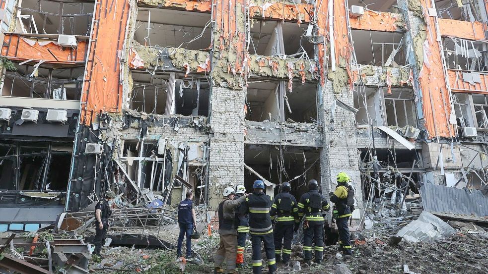 In der Nacht zum Sonntag wurde nicht nur ein Baumarkt im östlichen Charkiv von Russland attackiert, wie auf diesem Bild zu sehen. Es ging auch gegen Ziele im Westen der Ukraine. Foto: Ukrinform / dpa