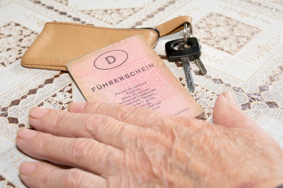 Die Polizei kommt mit Senioren beim Thema Fahrtüchtigkeit ins Gespräch. Foto: Fotolia/Peter Maszlen