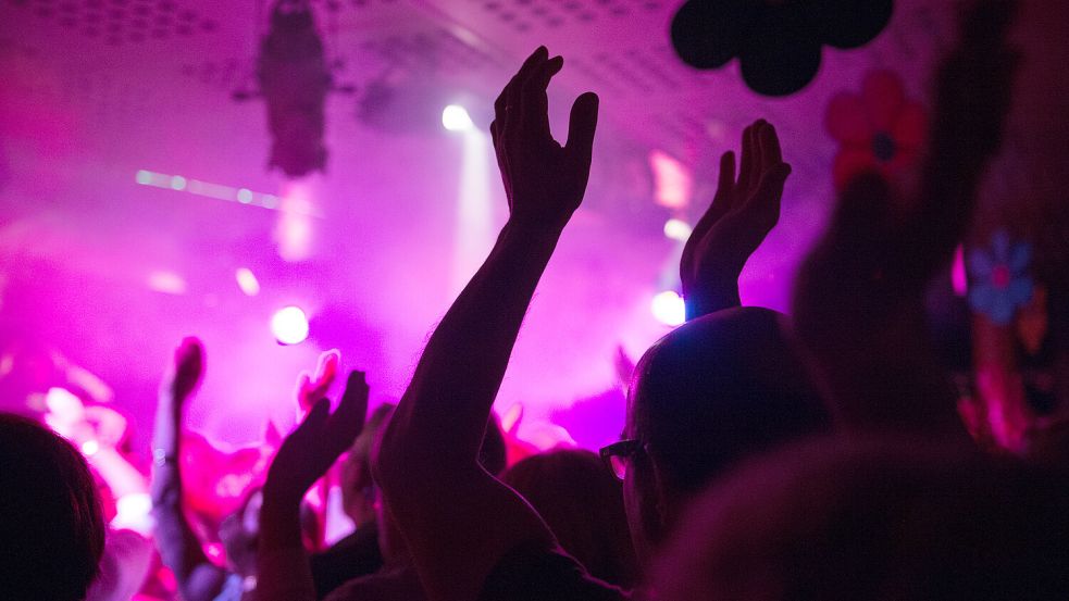 Auf einem Video aus dem Landkreis Cloppenburg ist zu sehen, wie Jugendliche auf einem Schützenfest die Parole „Ausländer raus“ grölen. Foto: dpa/Andrea Warnecke
