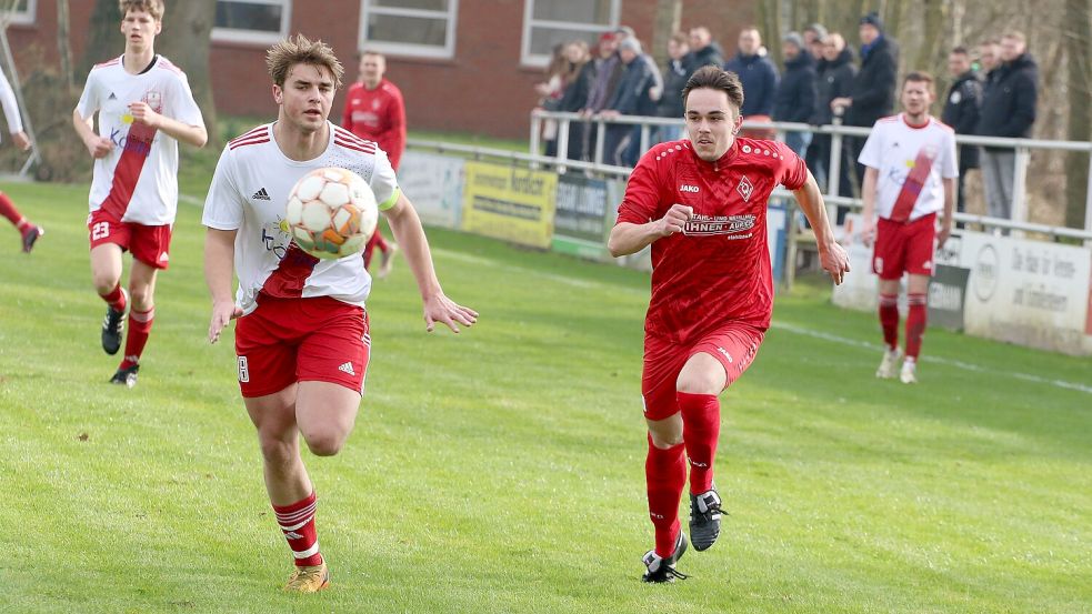 Wer hat den längeren Atem? Westerende (hier mit Hannes Ihnen, rechts) oder Norderney. Der letzte Spieltag wird die Entscheidung bringen. Foto: Wilfried Gronewold