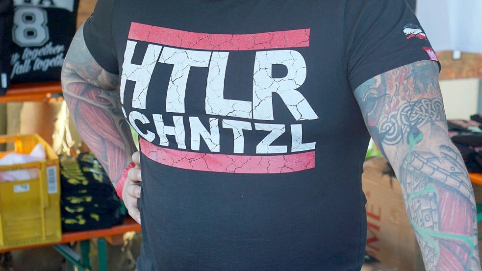 Tommy Frenck führt das Lokal „Goldener Löwe“. Sein Nachbar Uwe Schneider gehört ein Imbiss direkt gegenüber. Foto: IMAGO / xcitepress