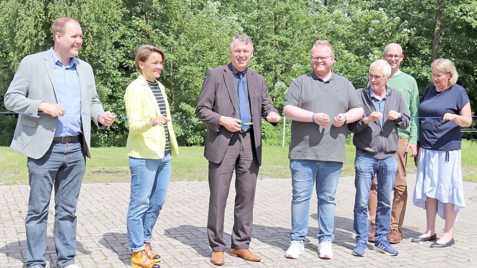 Ein rotes Band gab es nicht – daher standen Jugendpfleger Erik Heeren (von links), CDU-Landtagsabgeordnete Saskia Buschmann, Bürgermeister Arno Ulrichs, Ortsbürgermeister Hannes Langer (SPD), Arnold Saathoff (SPD), Vorsitzender des Jugendausschusses, Fachbereichsleiter Holger Saathoff und Petra Saathoff, Leiterin des Familienzentrums Riepe, zur Eröffnung am blauen Band. Foto: Heino Hermanns