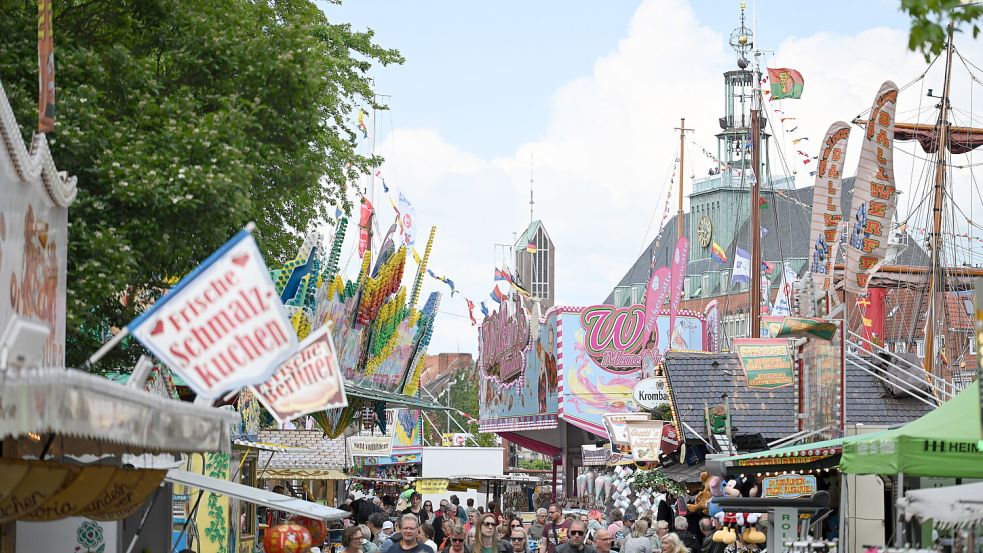 Mehr als 100.000 Besucher werden am Wochenende zu den 33. Matjestagen in der Emder Innenstadt erwartet. Foto: DPA