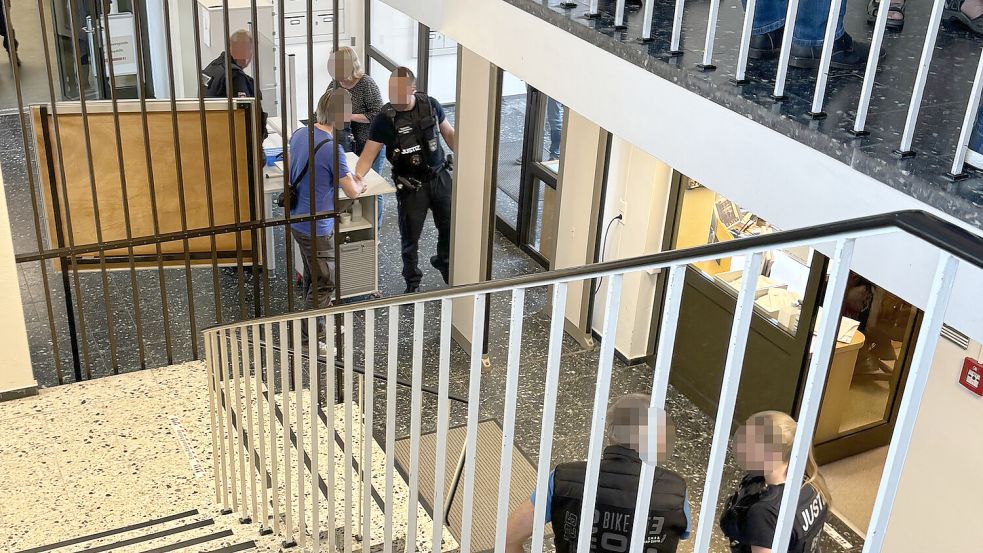 Strenge Einlasskontrollen am Norder Amtsgericht. Besucher wurden durchleuchtet und mussten alle mitgeführten Dinge abgeben. Foto: Rebecca Kresse