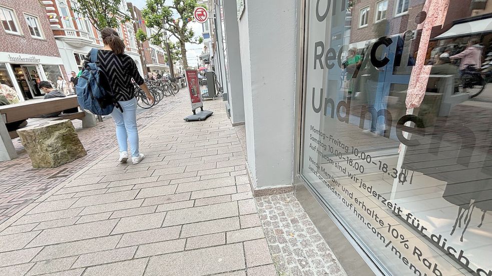 Dieser Satz an dem Schaufenster eines Geschäfts in der Innenstadt bringt es auf den Punkt: Im Netz ist das Unternehmen ständig für den Kunden da. Er muss sich nicht an Öffnungszeiten orientieren. Fotos: Boschbach