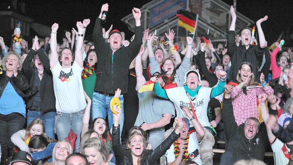 Beim Public Viewing, wie hier zum WM-Finale 2014 auf dem Auricher Marktplatz, fiebern die Fußballfans mit. Foto: Stephan Friedrichs