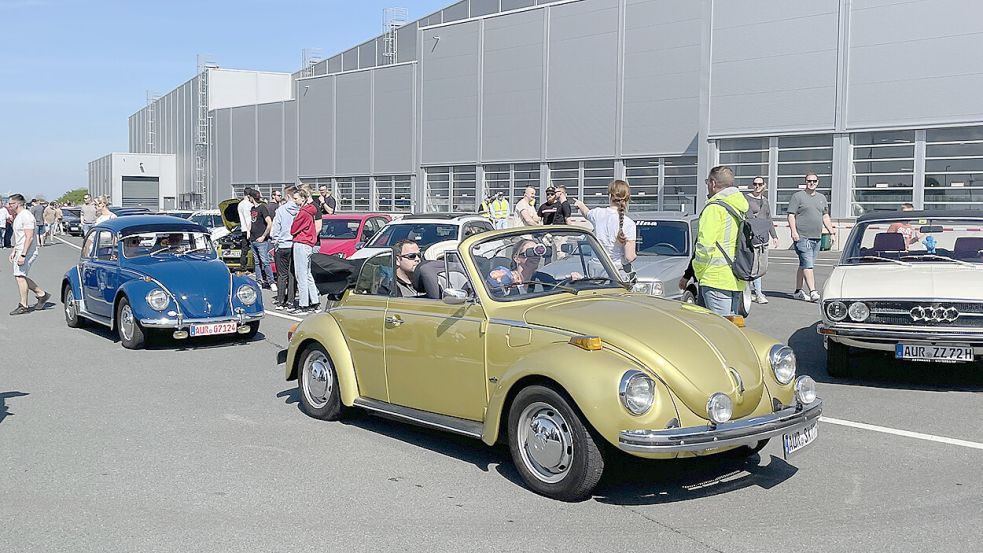 Zahlreiche Oldies wurden zwischen den Werkshallen präsentiert. Foto: VW Emden
