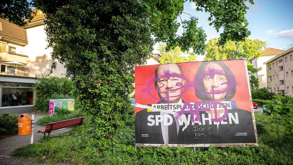 Beschädigtes Wahlplakat in Berlin. Foto: dpa/Michael Kappeler