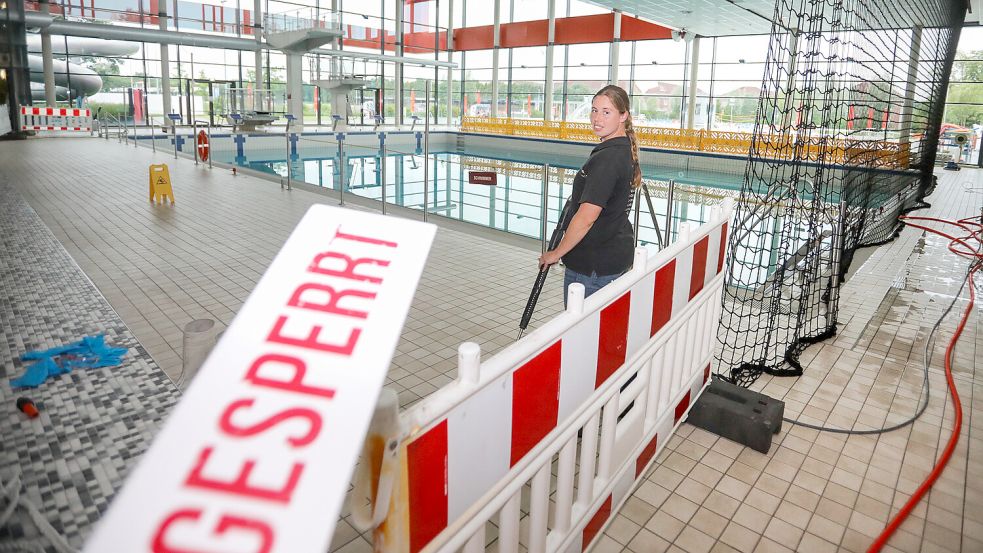 Für die Revision müssen einige Bereiche des Schwimmbades gesperrt werden. Das Foto entstand bei einer Revision vor einigen Jahren. Foto: Romuald Banik