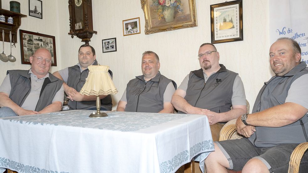 Die Leezdorfer Filmemacher: Horst Janssen (von links), Heiner Kuske, Matthias Kleen, Jann de Buhr und Johannes Hogelücht. Foto: Folkert Bents