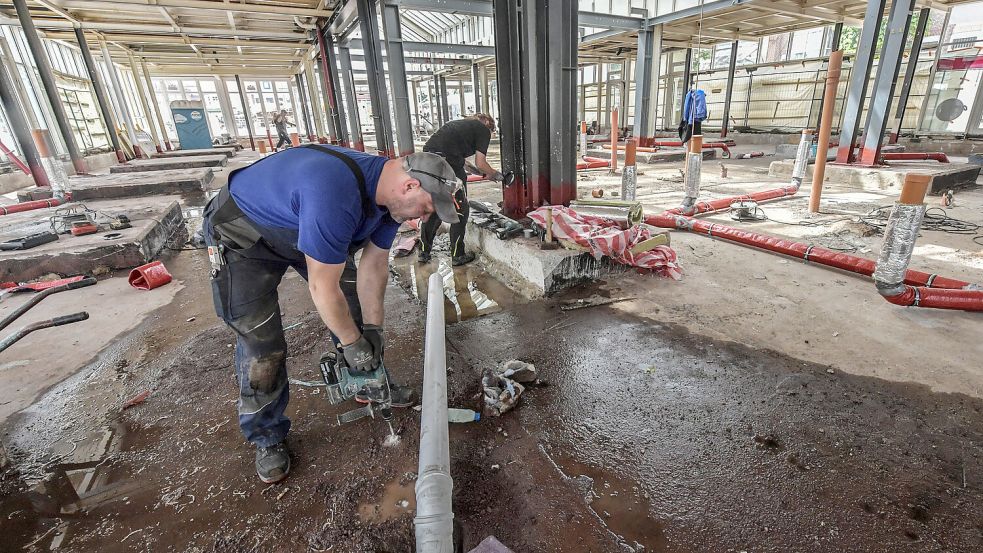 In der Markthalle werden die Abwasserleitungen neu verlegt. Foto: Ortgies