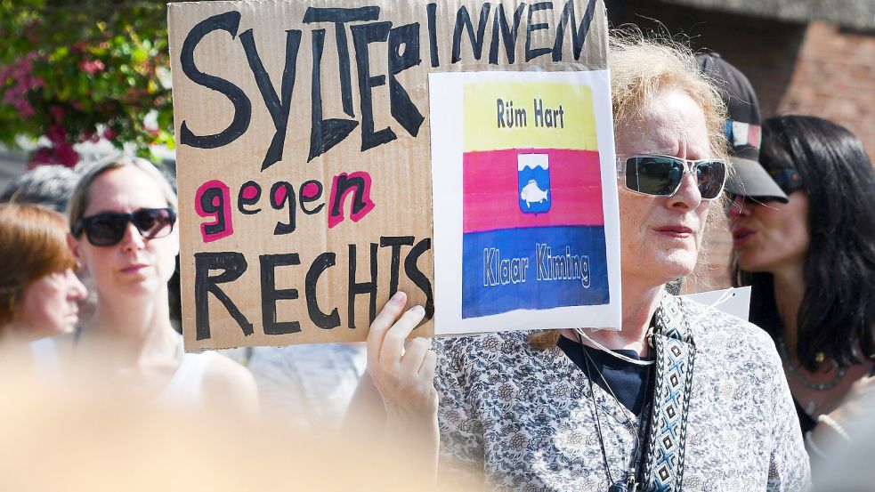 Nach der Veröffentlichung des Sylt-Videos kamen am Sonntag in Kampen nach Angaben der Polizei rund 70 bis 80 Menschen zu einer Mahnwache zusammen. Foto: Lea Sarah Albert