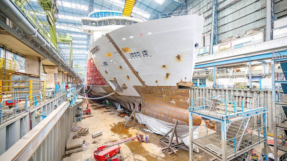 Das Kreuzfahrtschiff „Silver Ray“ in einer Halle der Meyer Werft. Die Werft plant nach Angaben des Betriebsrats den Abbau von bis zu 440 Stellen. Foto: Sina Schuldt/DPA