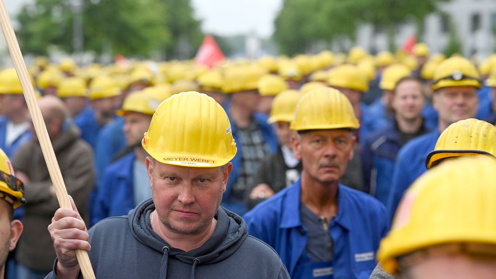 Mitarbeiter der Meyer-Werft verlassen die Betriebsversammlung des Unternehmens. Angesichts einer angespannten finanziellen Lage plant die Papenburger Werft den Abbau von rund 440 Arbeitsplätzen. Foto: Lars Penning/DPA