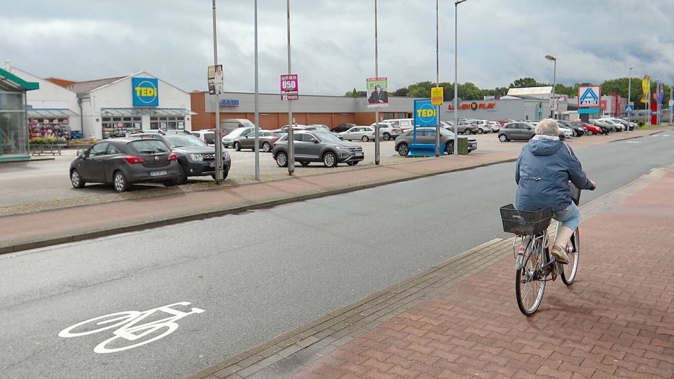 Auch in der Raiffeisenstraße dürfen Radfahrer die Fahrbahn nutzen. Foto: Romuald Banik