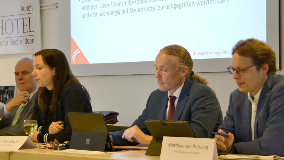 Erster Kreisrat Dr. Frank Puchert, Sandra Hoofdmann, Michael Müller und Matthias von Prüssing (von links) vom Amt für Jugend und Soziales erklärten die neue Kita-Gebührensatzung. Foto: Aiko Recke