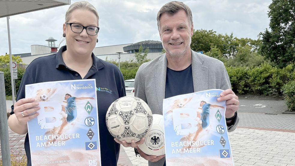 Inga Graber und Thomas Helmer planen das Beachsoccer-Turnier in Norddeich schon seit dem vergangenen Jahr. Foto: Rebecca Kresse