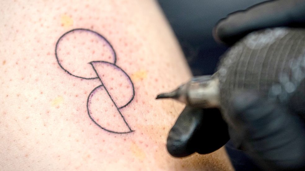 Sorgt für viel Aufmerksamkeit: das Organspende-Tattoo. Es zeigt eine Willensbekundung, ist aber keine rechtsgültige Form der Dokumentation der Entscheidung zur Organspende. Foto: dpa/Fabian Sommer