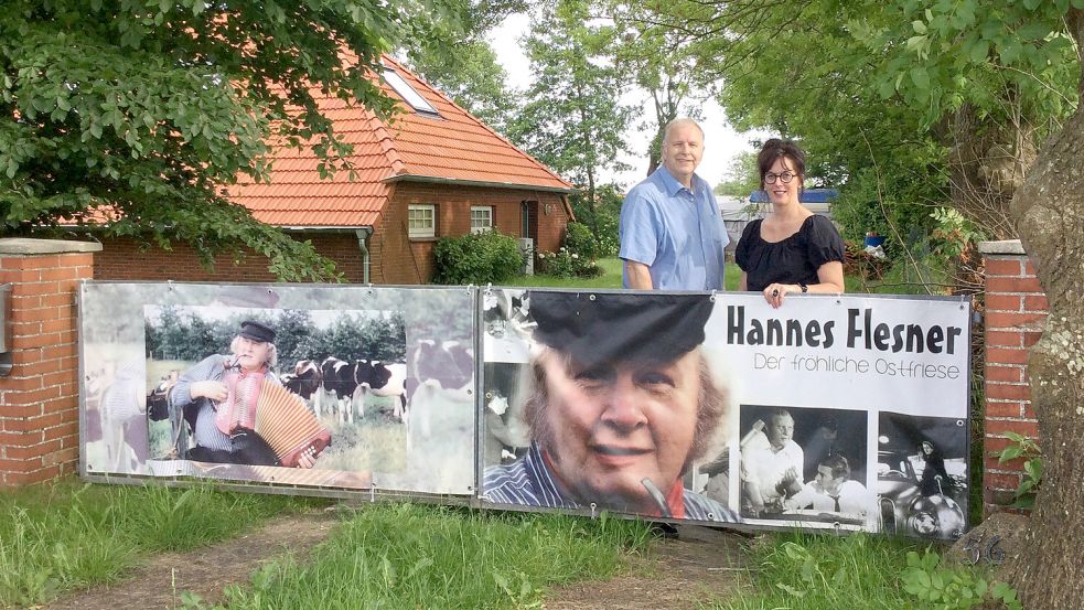 Die Leezdorfer Ratsmitglieder Heinrich Ubben und Heidi Schmidt vor dem ehemaligen Wohnhaus von Hannes Flesner in Leezdorf. Foto: privat