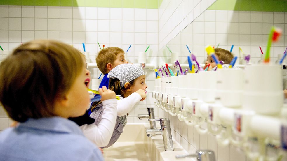 Zähneputzen gehört in der Kita häufig zum Alltag – gerade in der Ganztagsbetreuung. Foto: Inga Kjer/DPA