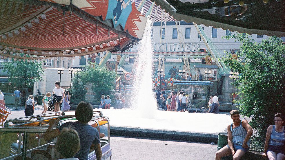 Er war weit mehr als nur ein Springbrunnen: Das riesige Wasserspiel auf dem Marktplatz mutierte in den 1980er-Jahren regelmäßig zum XXL-Schaumbad, wenn dort eine Packung Waschpulver versenkt wurde. Foto: Archiv ON