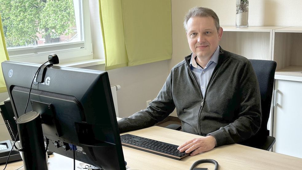 Marcus Aukskel an seinem Schreibtisch bei den Stadtwerken Norden. Zurzeit ist er sowohl Erster Stadtrat als auch Interimsgeschäftsführer bei den Wirtschaftsbetrieben Norden (WBN). Foto: Rebecca Kresse