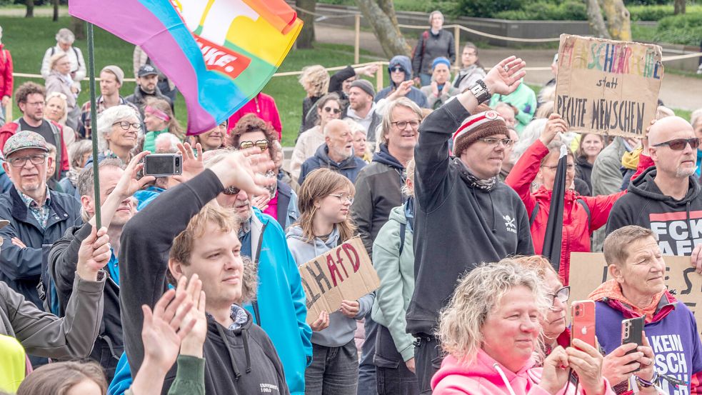 Geschätzt rund 400 Demonstrierende waren am Sonntag dem Aufruf der Initiative Sylt gegen rechts gefolgt. Foto: Oliver Sippel