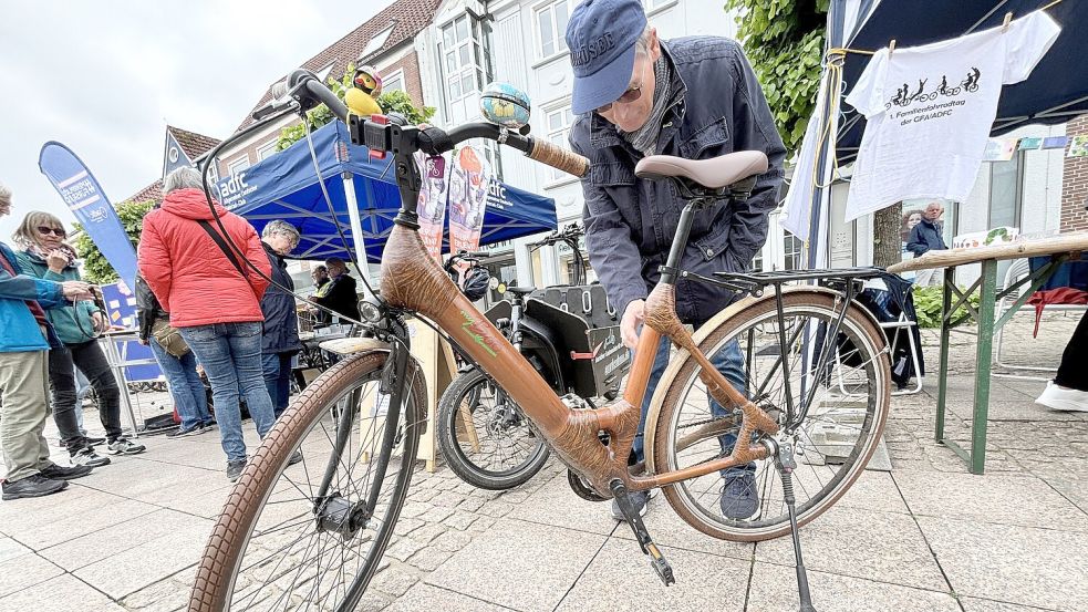 Ein weitgehend aus Bambus hergestelltes Fahrrad zog die Blicke der Besucher auf sich. Foto: Holger Janssen