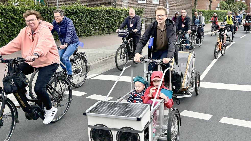 Kinder fanden Platz in Lastenrädern – ebenso wie die Musikanlage. Einige Jüngere fuhren auch auf ihren eigenen Rädern mit. Foto: Holger Janssen