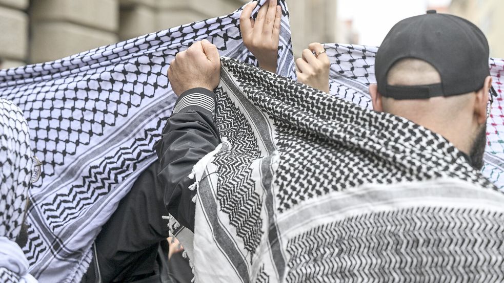Das Palituch ist auch dank der Hamas-PR wieder allgegenwärtig: Pro-Palästinensische Studenten der Humboldt-Universität demonstrieren in Berlin. Foto: dpa/Jens Kalaene