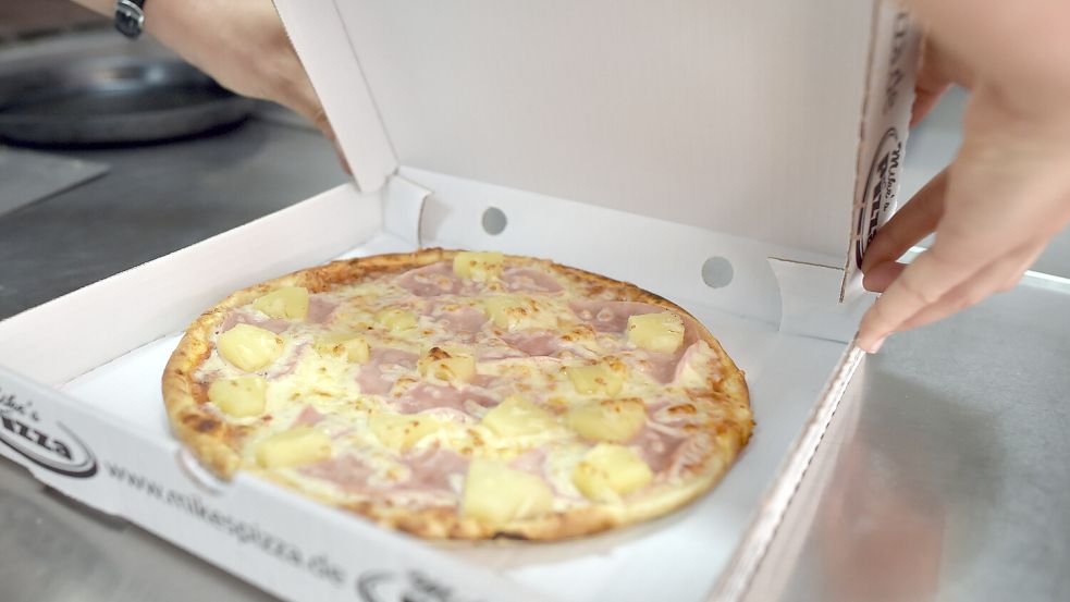 Drei Auricher Gastronomen haben einen Teil der Zutaten für Pizzen schwarz gekauft. Zwei sind verurteilt, einer war nun angeklagt. Foto: DPA