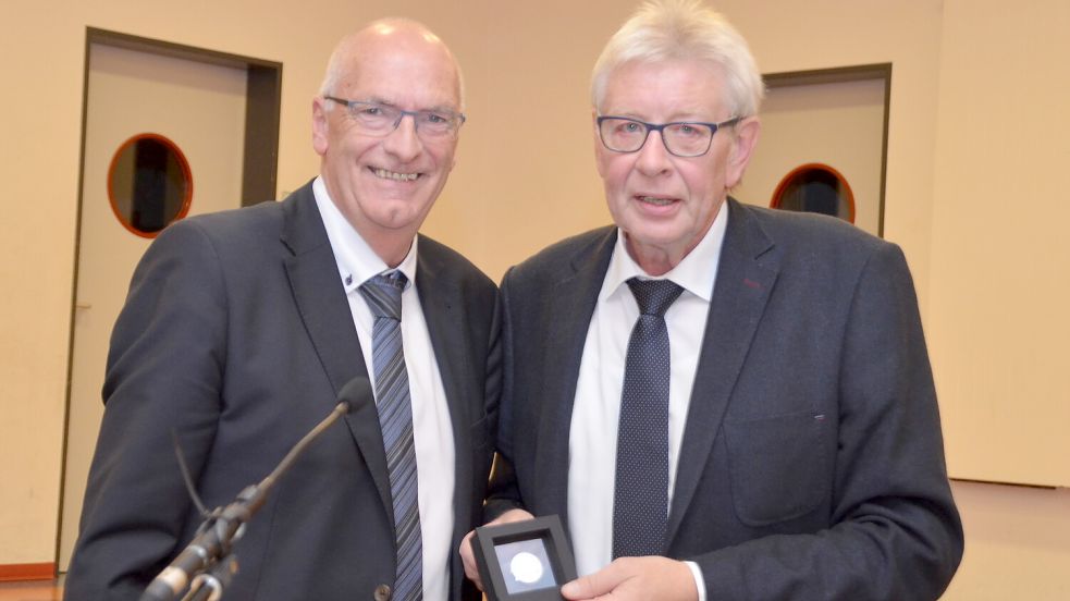 2018 zog er sich von seinem Amt als Ratsvorsitzender zurück. Auf der Aufnahme ist er mit dem damaligen Bürgermeister Johann Börgmann (links) bei seiner offiziellen Verabschiedung und Auszeichnung für sein politisches Engagement zu sehen.