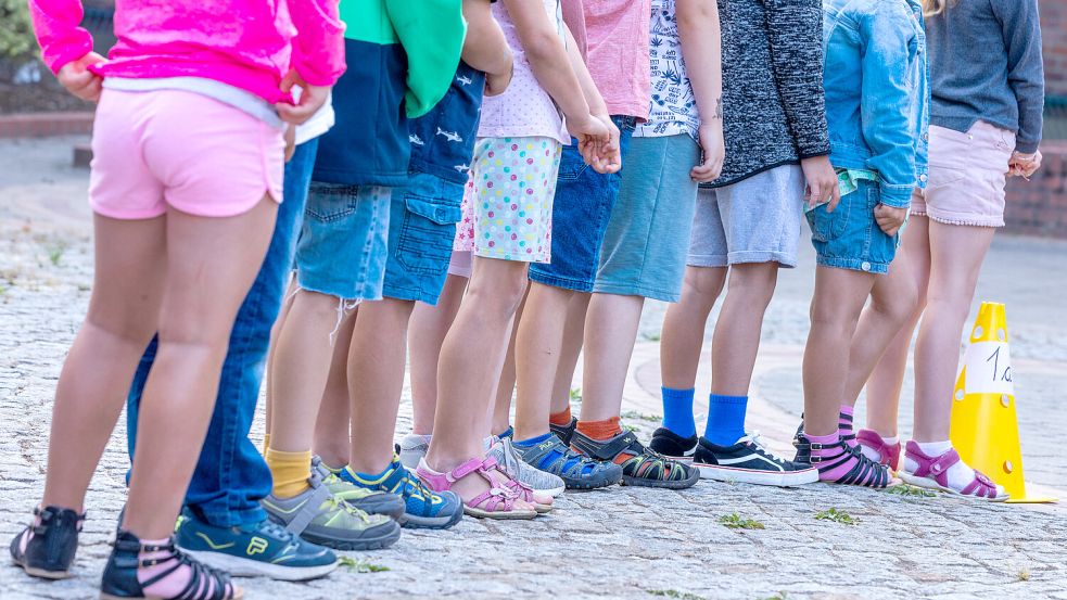 Kinder auf dem Schulhof: Rund 4000 Schulen in ärmeren Gegenden sollen über zehn Jahre von einer speziellen Förderung profitieren. Foto: dpa/Jens Büttner
