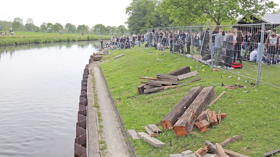 Die Arbeiten an den Spundwänden mussten Mitte Mai wegen der Vatertagsparty am Kukelorum unterbrochen werden. Foto: Heino Hermanns