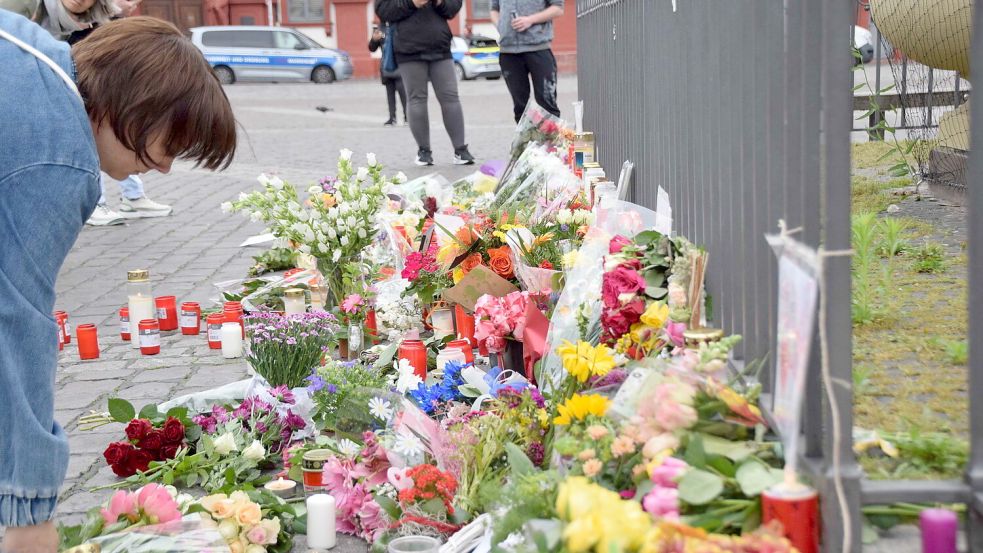 Der Angreifer hatte am Freitag fünf Teilnehmer einer Kundgebung der islamkritischen Bewegung Pax Europa sowie einen Polizisten mit dem Messer verletzt. Der Beamte starb. Foto: dpa/René Priebe