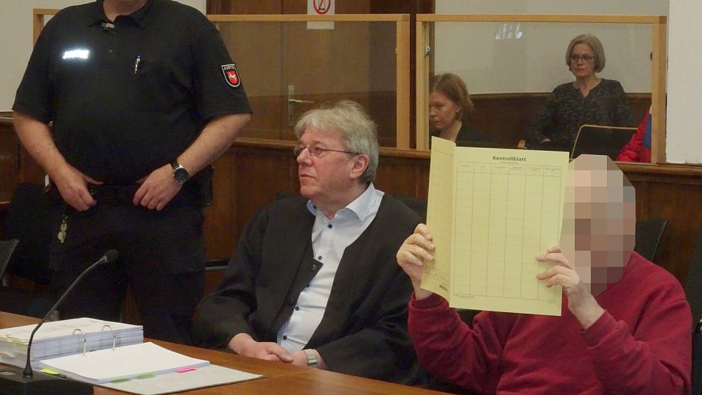 Der Angeklagte, hier beim Prozessauftakt versteckt hinter einer Mappe, beging den Mord aus Heimtücke. Er ist aber vermindert schuldfähig. Foto: Luppen/Archiv