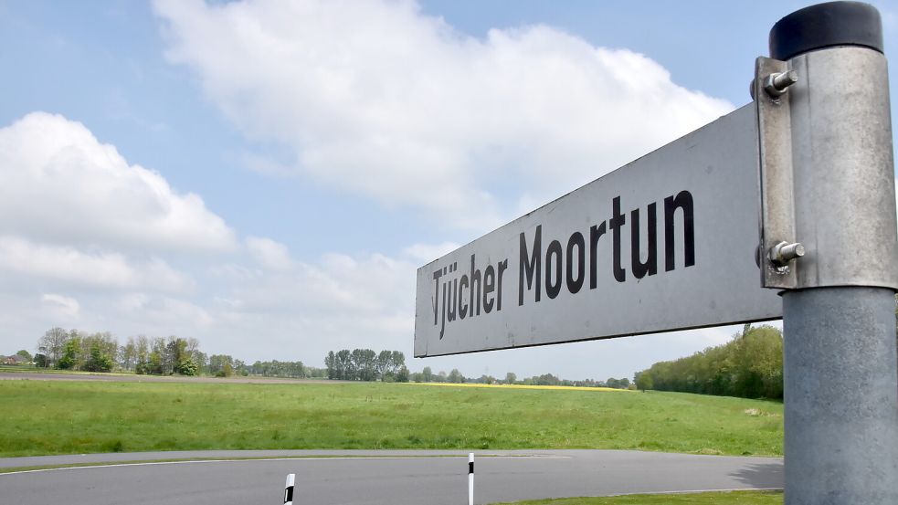 Auf diesem Grünland am Tjücher Moortun in Marienhafe soll die neue Sportstätte entstehen und laut Verwaltung Mitte 2026 fertiggestellt sein. Fotos: Thomas Dirks
