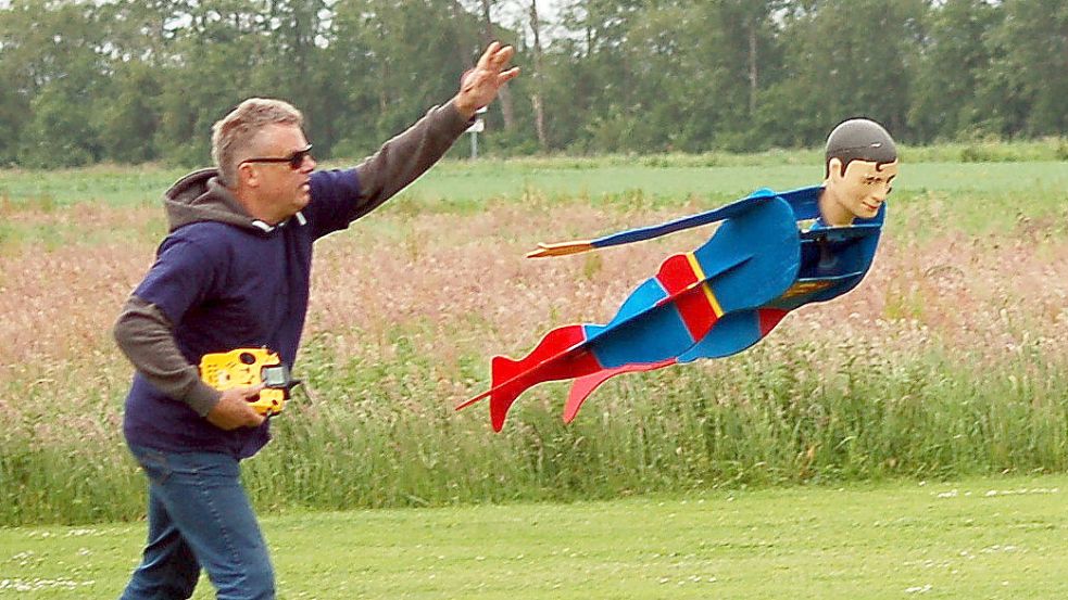 Fluglehrer Frank Ubben startet seinen Superman, den er mit hoher Geschwindigkeit durch die Lüfte steuerte. Foto: Gerd-Arnold Ubben
