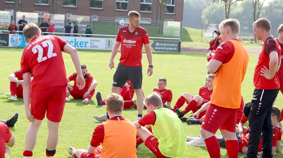 TuS-Trainer Klaus Hoofdmann war wegen der Platzverweise mächtig verärgert.Fotos: Wilfried Gronewold