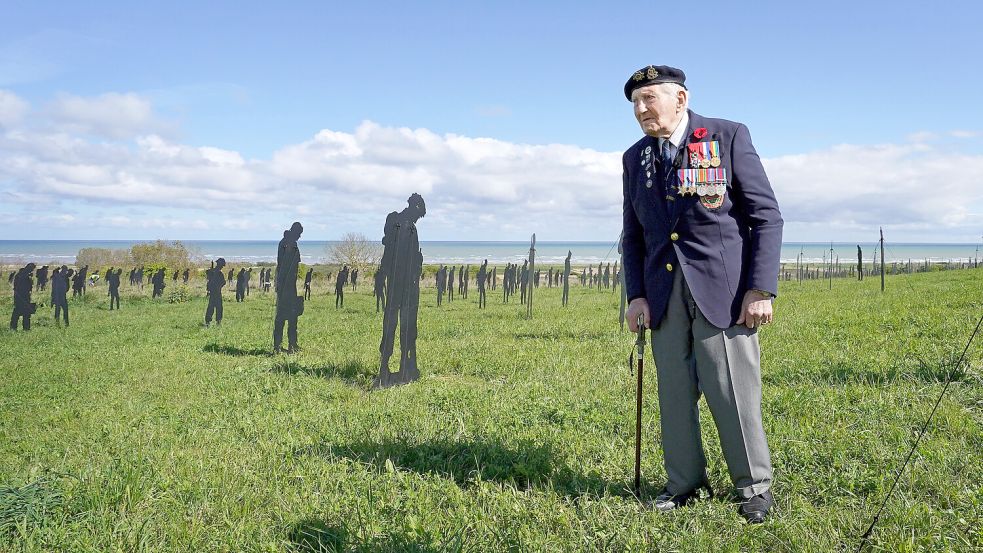 Der britische D-Day-Veteran Mervyn Kersh steht inmitten einer Installation, die an die Landung der Alliierten 1944 erinnert. Foto: dpa/Gareth Fuller