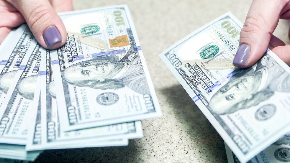 Barbara Agostini und James Kane fanden die Scheine in einem rostigen und verschlammten Tresor Foto: IMAGO/ITAR-TASS