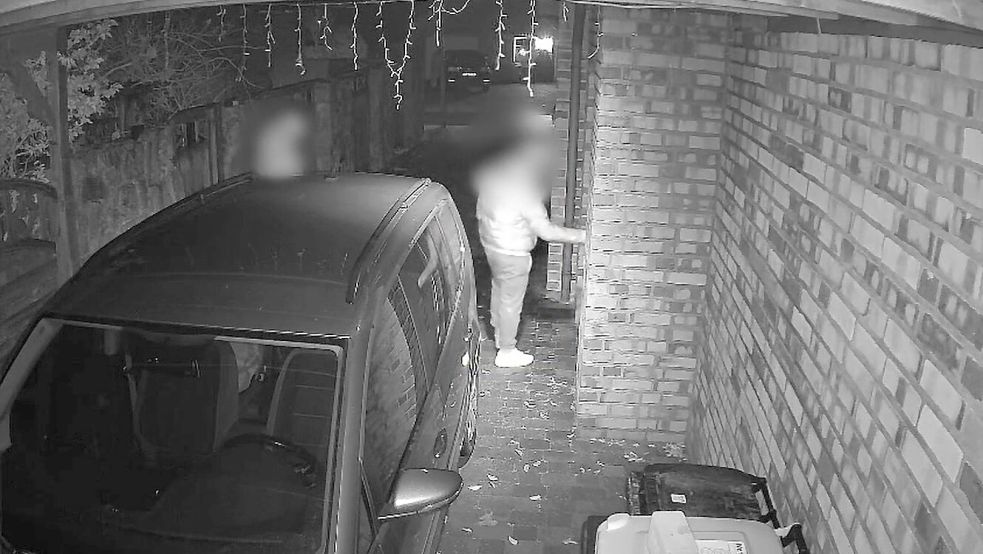 Diese Aufzeichnung einer privaten Überwachungskamera zeigt zwei Männer, die nachts die Tür eines Wohnhauses in der Ortschaft Rütenbrock in Niedersachsen überprüfen. Dort ist im vergangenen Jahr die Kriminalität gestiegen. Die Ursachen dafür sind wohl auch in den nahen Niederlanden zu suchen und den dortigen Problemen mit der Unterbringung von Asylbewerbern. Foto: Screenshot/Svenja Kracht