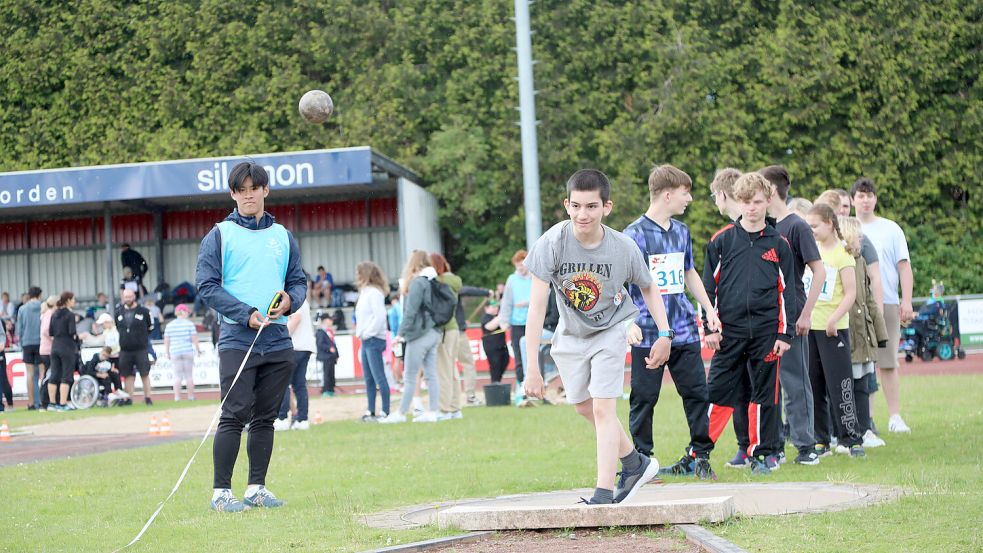 Einige Schüler zeigten ihr Talent beim Kugelstoßen.