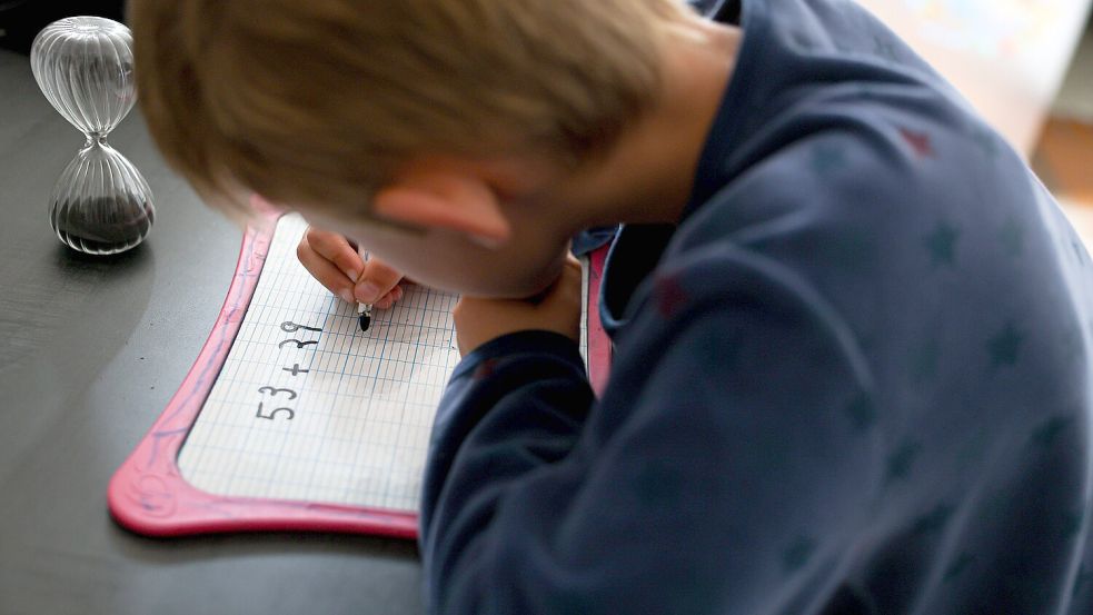 Forscher sehen einen Zusammenhang zwischen dem Alter der Mutter und den mathematischen Fähigkeiten des Kindes. Foto: IMAGO/MAXPPP